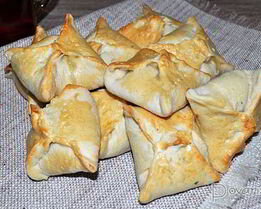 Слоеные пирожки с тунцом