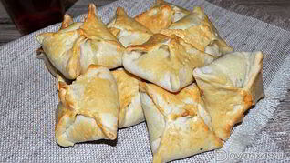 Слоеные пирожки с тунцом