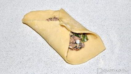 слоеные пирожки с тунцом