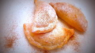 Творожные пирожки с яблоком и корицей