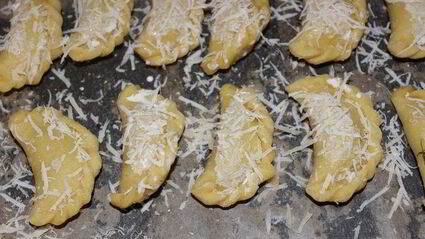 закусочные пирожки с тунцом и сыром джюгас