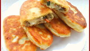 Жареные пирожки из творожного теста с грибами, мясом и сыром