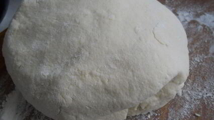 жареные пирожки из творожного теста с грибами, мясом и сыром