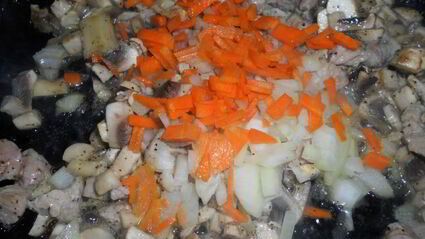 жареные пирожки из творожного теста с грибами, мясом и сыром