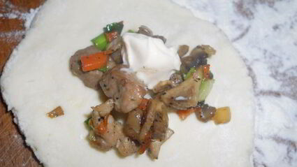 жареные пирожки из творожного теста с грибами, мясом и сыром