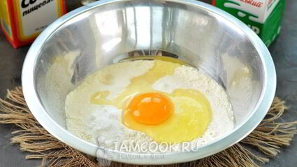 жареные пирожки с вишней