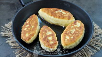 жареные пирожки с вишней