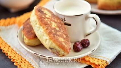 жареные пирожки с вишней