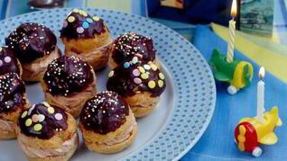 Ароматные заварные пирожные с шоколадным кремом