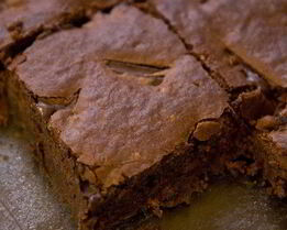 Брауни с миндалем и черносливом