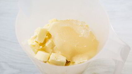 муссовое пирожное с шоколадом и маракуйей