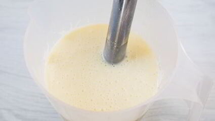 муссовое пирожное с шоколадом и маракуйей