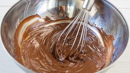 муссовое пирожное с шоколадом и маракуйей