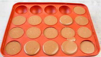 муссовое пирожное с шоколадом и маракуйей