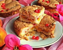 Нежное пирожное с персиками