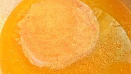 нежное пирожное с персиками