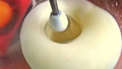 нежное пирожное с персиками