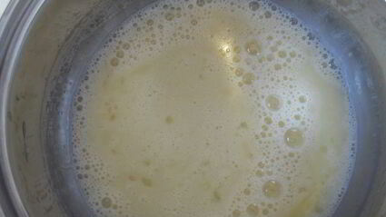 пирожное черный шоколад со взбитыми сливками