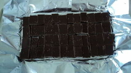 пирожное черный шоколад со взбитыми сливками