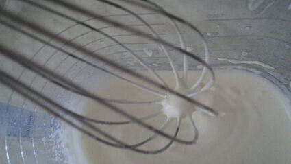 пирожное черный шоколад со взбитыми сливками