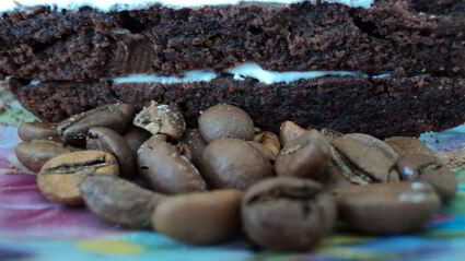 пирожное черный шоколад со взбитыми сливками