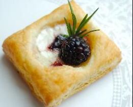 Пирожное из слоеного теста со сливочным сыром