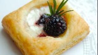 Пирожное из слоеного теста со сливочным сыром