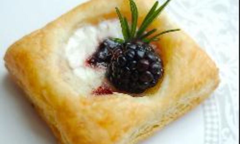 Рецепт пирожное из слоеного теста со сливочным сыром