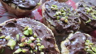 Пирожное с банановой начинкой и горьким шоколадом