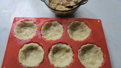 пирожное с банановой начинкой и горьким шоколадом