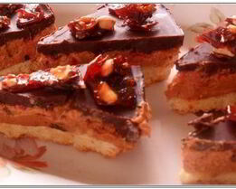 Пирожное Сникерс с малиной