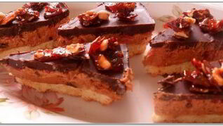 Пирожное Сникерс с малиной