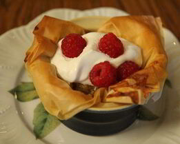 Пирожные из теста фило с ванильным кремом и малиной