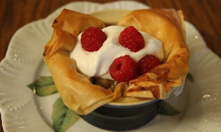 Рецепт пирожные из теста фило с ванильным кремом и малиной