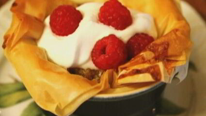 пирожные из теста фило с ванильным кремом и малиной