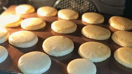 пирожные макароны на французской меренге