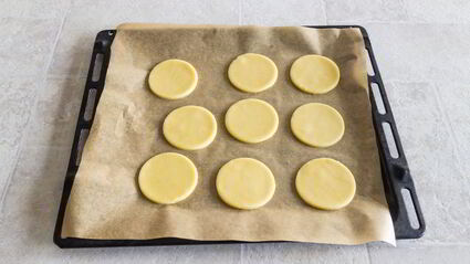 пирожные с дыней, клубникой и кремом шибуст