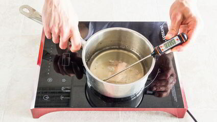 пирожные с дыней, клубникой и кремом шибуст