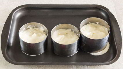 пирожные с дыней, клубникой и кремом шибуст