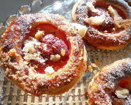 Простое пирожное с клубникой