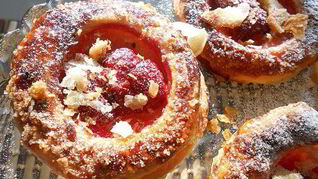 Простое пирожное с клубникой