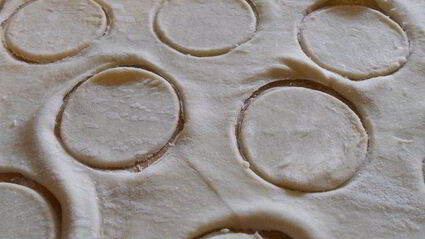 простое пирожное с клубникой