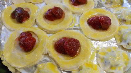 простое пирожное с клубникой