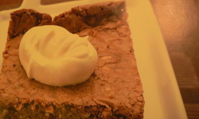Рецепт шоколадно-ореховое пирожное со сливками