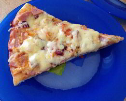 Дрожжевая пицца с помидорами и курицей