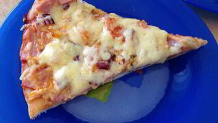 Дрожжевая пицца с помидорами и курицей