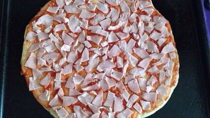 дрожжевая пицца с помидорами и курицей