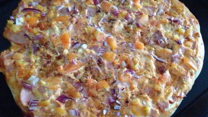 дрожжевая пицца с помидорами и курицей