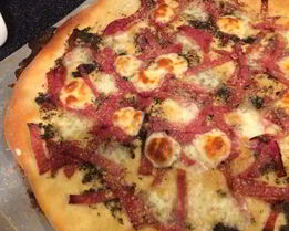 Итальянская пицца с орегано, салями и моцареллой