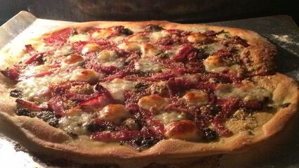 итальянская пицца с орегано, салями и моцареллой